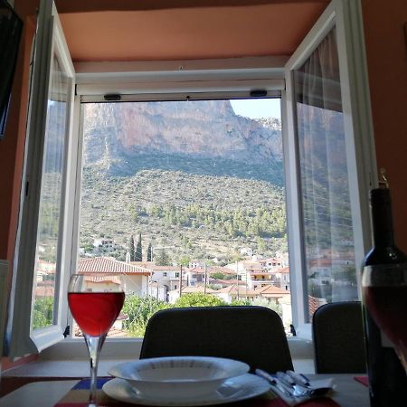 Apartamento Sunny Cozy House With Grand Courtyard Leonídion Exterior foto