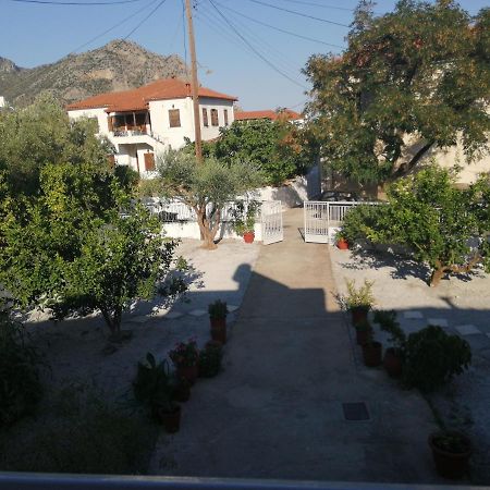 Apartamento Sunny Cozy House With Grand Courtyard Leonídion Exterior foto
