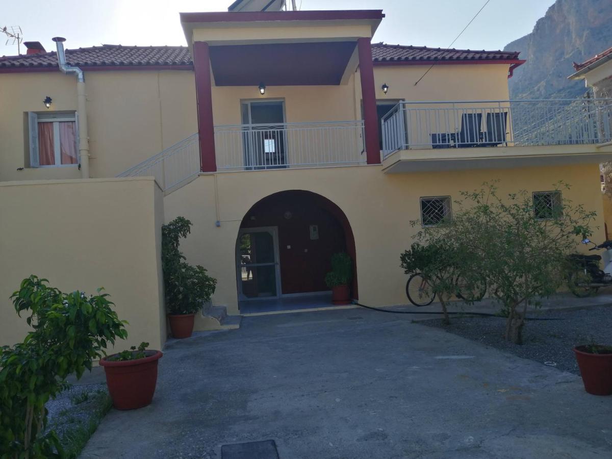 Apartamento Sunny Cozy House With Grand Courtyard Leonídion Exterior foto