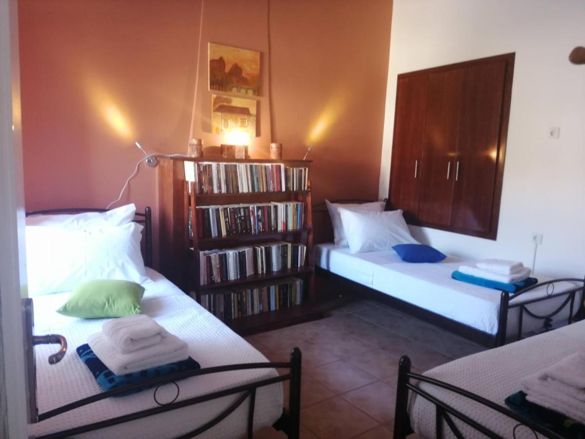 Apartamento Sunny Cozy House With Grand Courtyard Leonídion Exterior foto