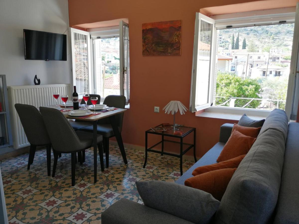 Apartamento Sunny Cozy House With Grand Courtyard Leonídion Exterior foto