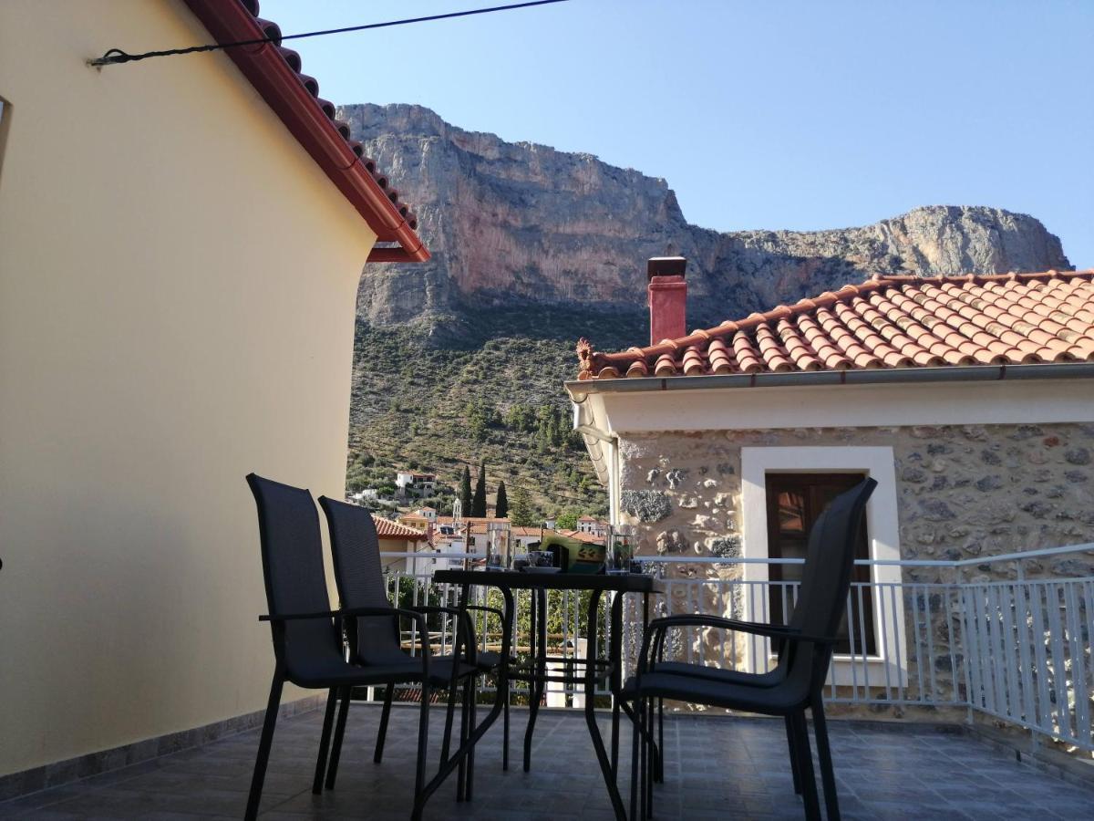 Apartamento Sunny Cozy House With Grand Courtyard Leonídion Exterior foto