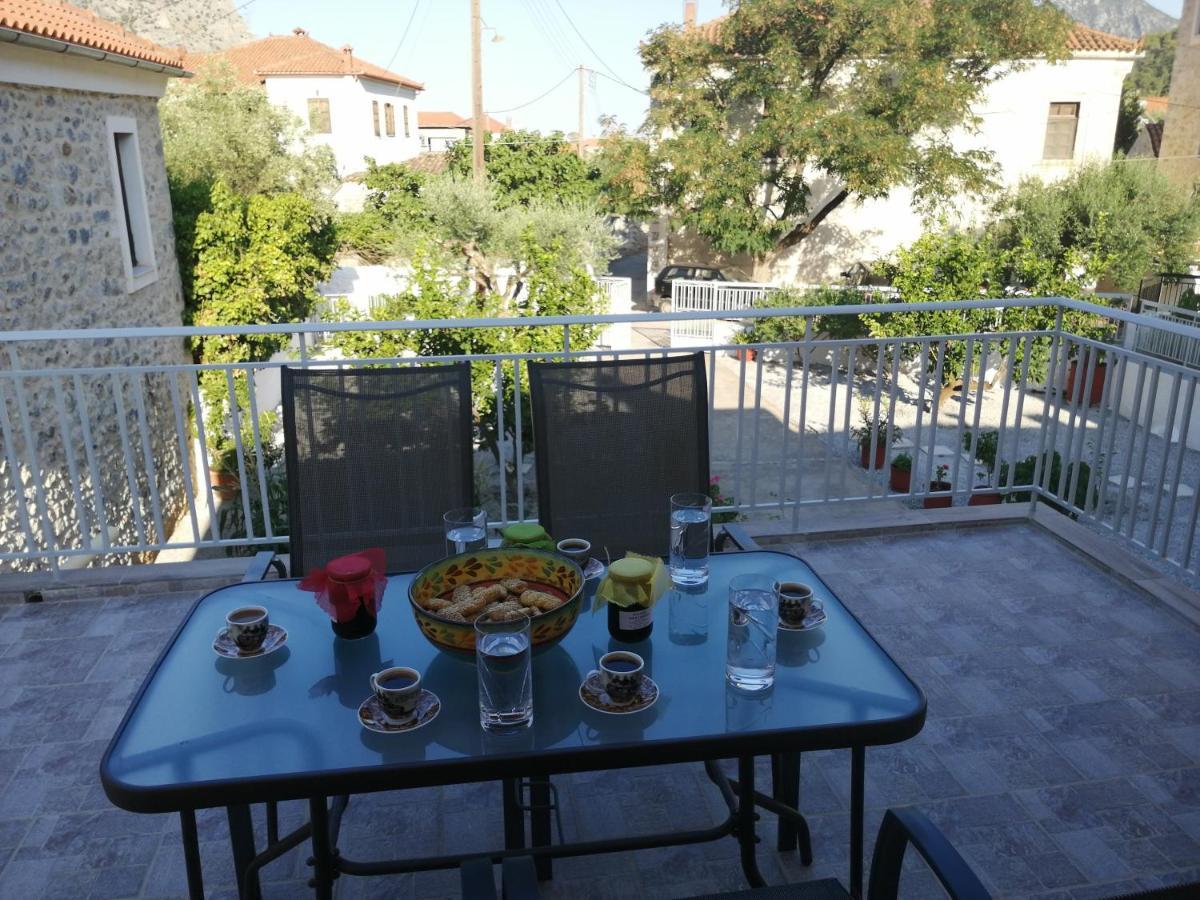 Apartamento Sunny Cozy House With Grand Courtyard Leonídion Exterior foto