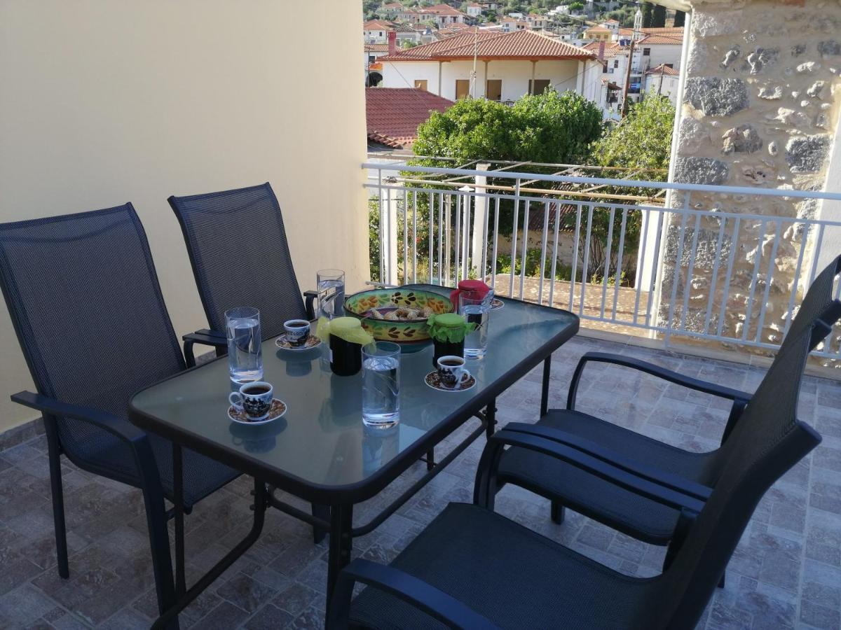 Apartamento Sunny Cozy House With Grand Courtyard Leonídion Exterior foto