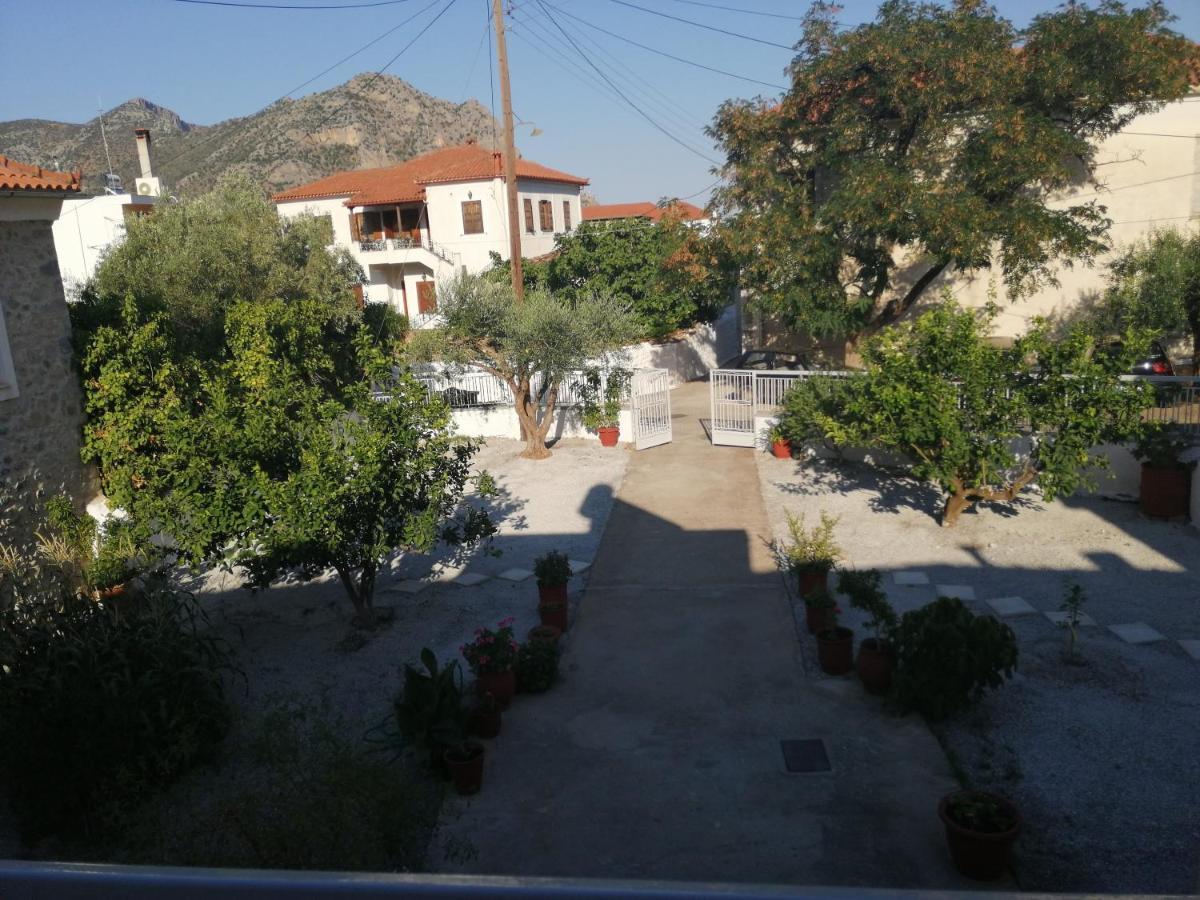 Apartamento Sunny Cozy House With Grand Courtyard Leonídion Exterior foto
