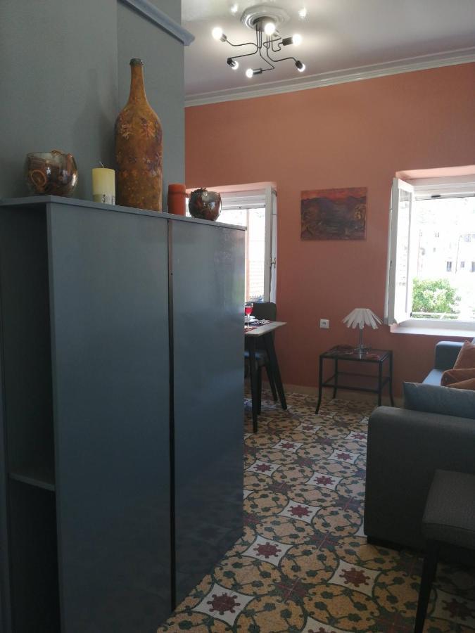 Apartamento Sunny Cozy House With Grand Courtyard Leonídion Exterior foto