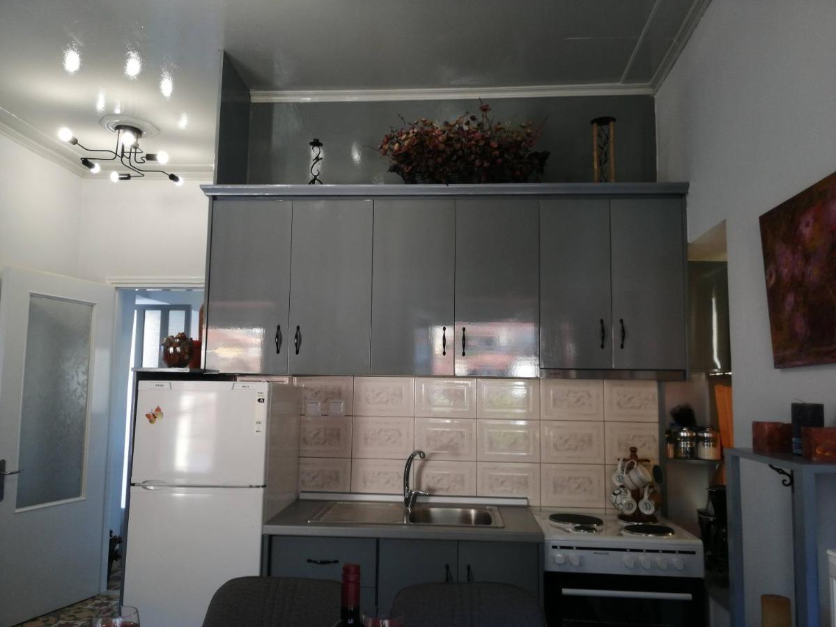 Apartamento Sunny Cozy House With Grand Courtyard Leonídion Exterior foto