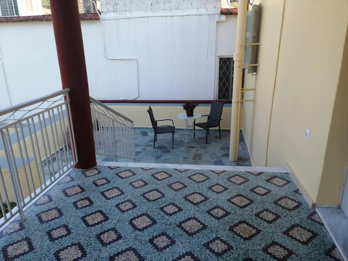 Apartamento Sunny Cozy House With Grand Courtyard Leonídion Exterior foto