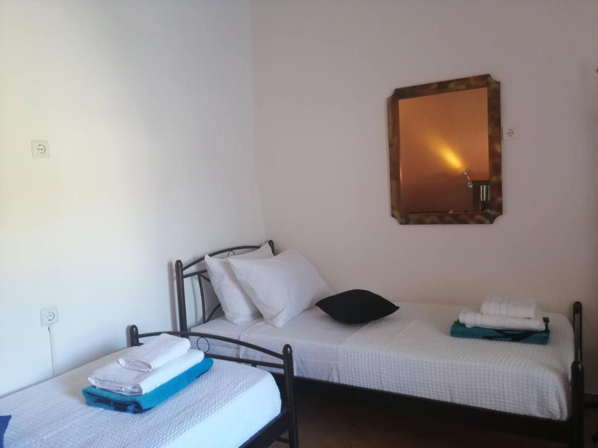 Apartamento Sunny Cozy House With Grand Courtyard Leonídion Exterior foto