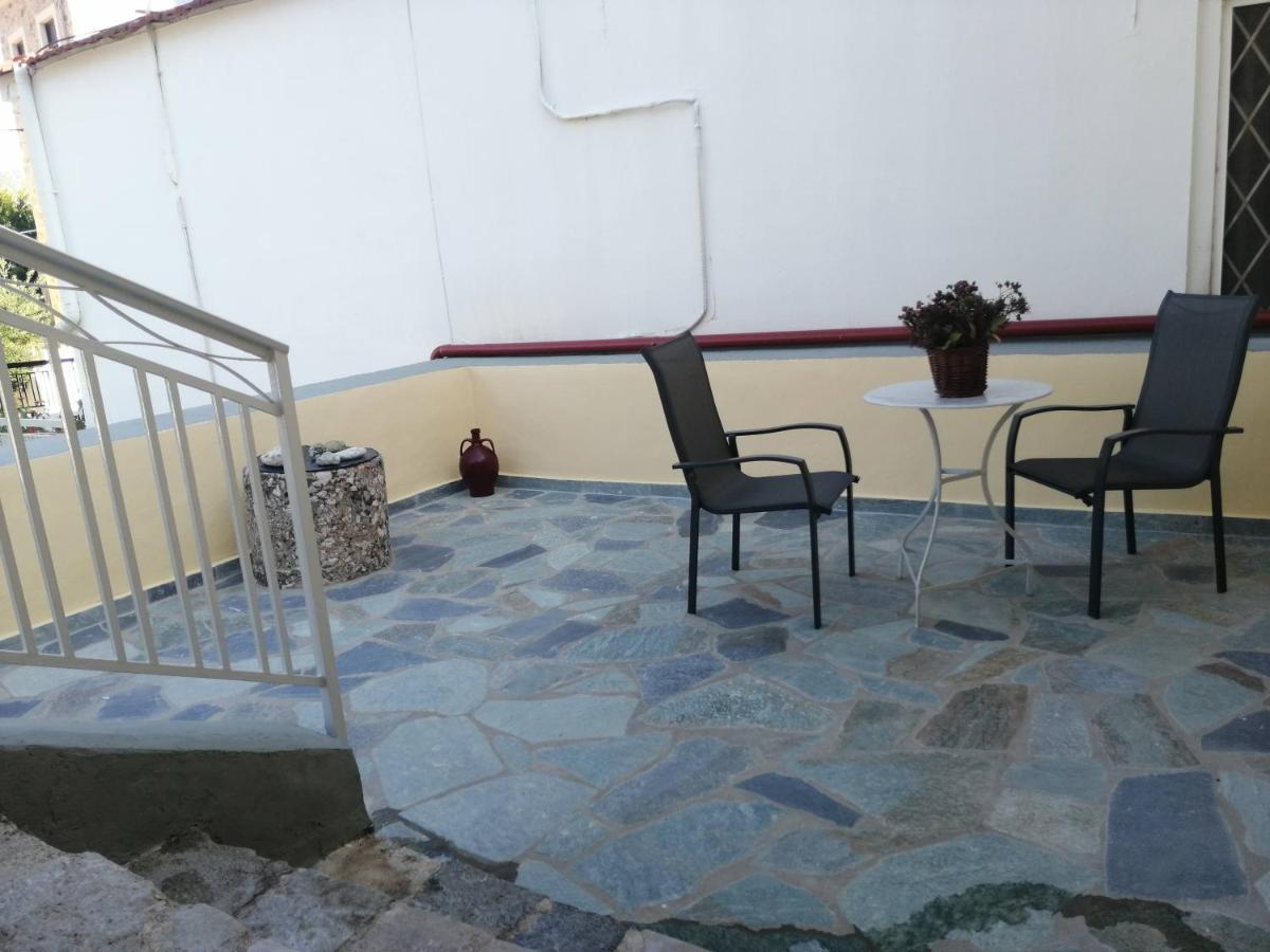 Apartamento Sunny Cozy House With Grand Courtyard Leonídion Exterior foto