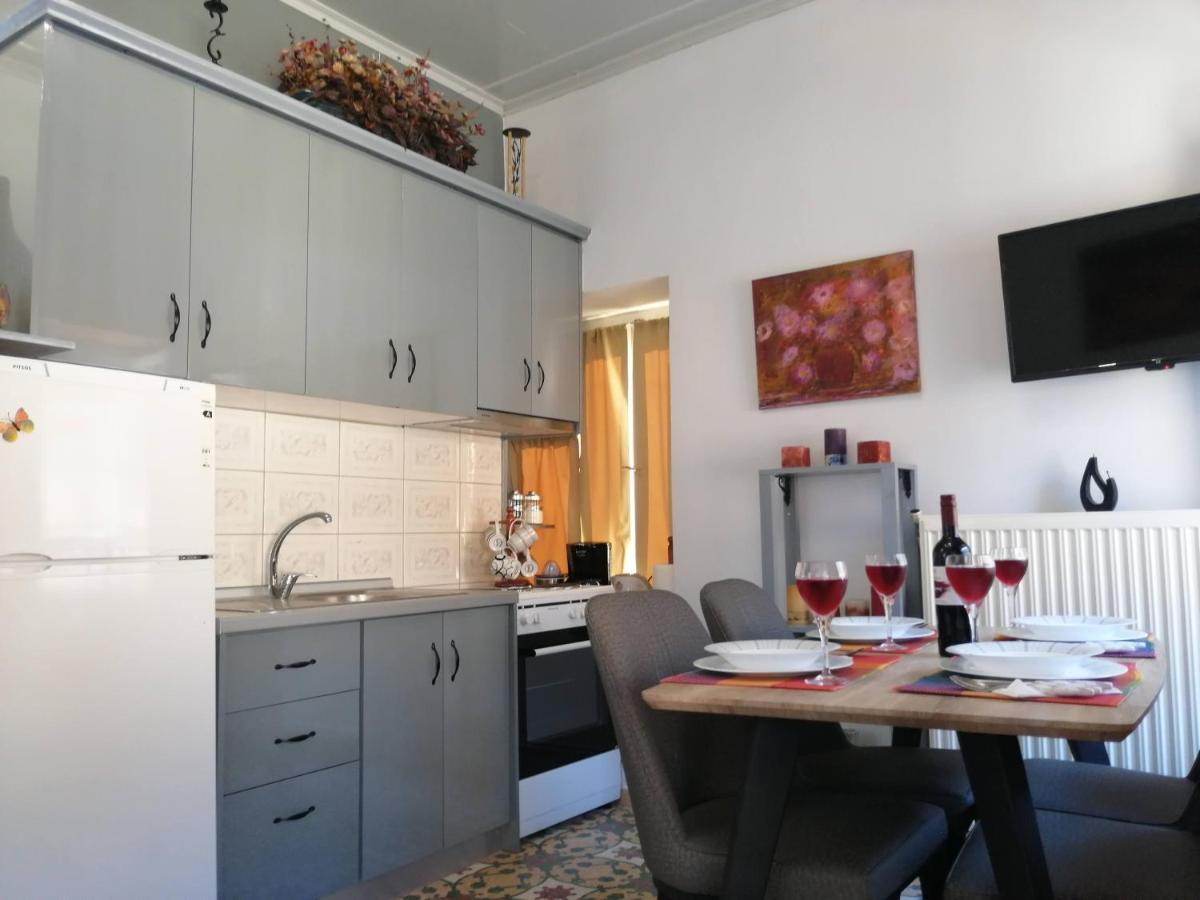 Apartamento Sunny Cozy House With Grand Courtyard Leonídion Exterior foto