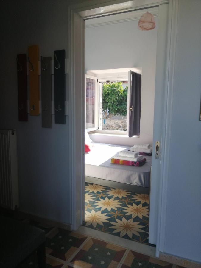 Apartamento Sunny Cozy House With Grand Courtyard Leonídion Exterior foto