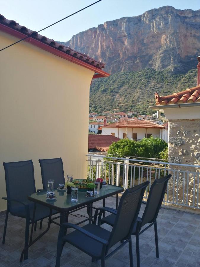 Apartamento Sunny Cozy House With Grand Courtyard Leonídion Exterior foto