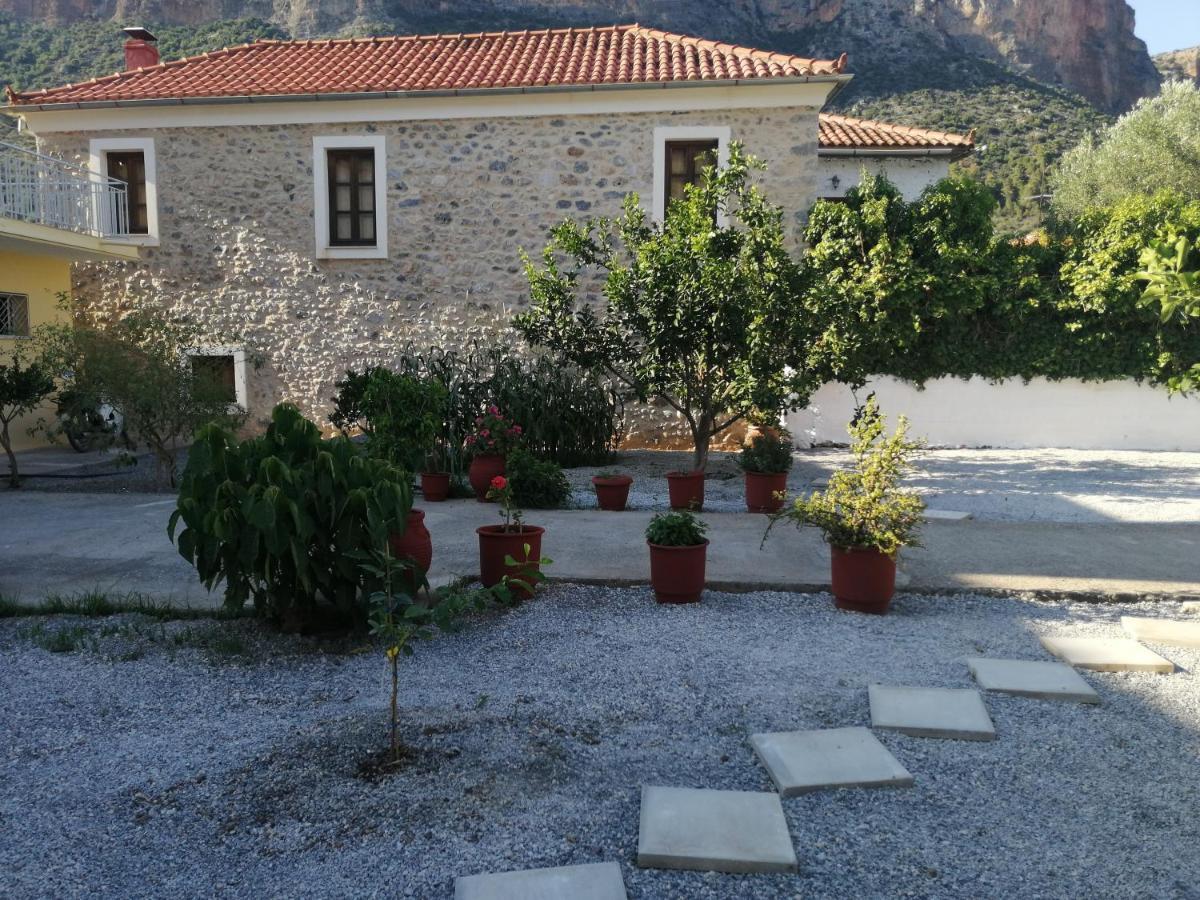 Apartamento Sunny Cozy House With Grand Courtyard Leonídion Exterior foto